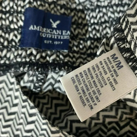 AEO M black‎ + white chevron print elastic waist shorts - Picture 4 of 4